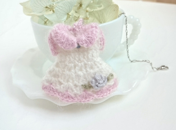 薔薇の手刺繍 ふわふわモヘアの手編みバッグチャーム　ドレス型【ホワイト×ピンク/淡ラベンダー色の薔薇）　 1枚目の画像
