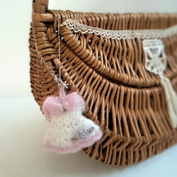 薔薇の手刺繍 ふわふわモヘアの手編みバッグチャーム　ドレス型【ホワイト×ピンク/淡ラベンダー色の薔薇）　 3枚目の画像