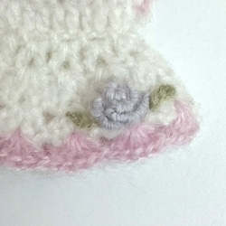 薔薇の手刺繍 ふわふわモヘアの手編みバッグチャーム　ドレス型【ホワイト×ピンク/淡ラベンダー色の薔薇）　 4枚目の画像