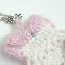 薔薇の手刺繍 ふわふわモヘアの手編みバッグチャーム　ドレス型【ホワイト×ピンク/淡ラベンダー色の薔薇）　 5枚目の画像