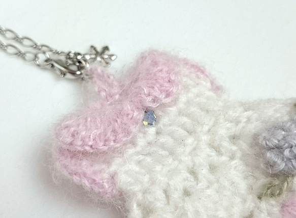 薔薇の手刺繍 ふわふわモヘアの手編みバッグチャーム　ドレス型【ホワイト×ピンク/淡ラベンダー色の薔薇）　 5枚目の画像