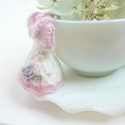 薔薇の手刺繍 ふわふわモヘアの手編みバッグチャーム　ドレス型【ホワイト×ピンク/淡ラベンダー色の薔薇）　 8枚目の画像