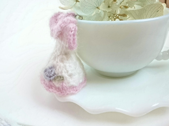 薔薇の手刺繍 ふわふわモヘアの手編みバッグチャーム　ドレス型【ホワイト×ピンク/淡ラベンダー色の薔薇）　 8枚目の画像
