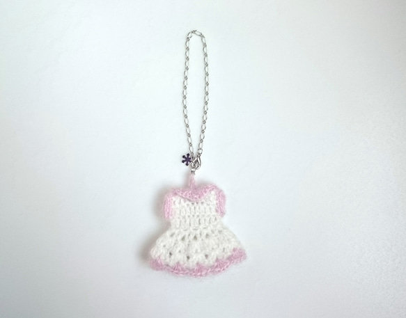 薔薇の手刺繍 ふわふわモヘアの手編みバッグチャーム　ドレス型【ホワイト×ピンク/淡ラベンダー色の薔薇）　 9枚目の画像