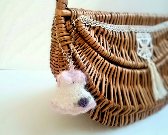 薔薇の手刺繍 ふわふわモヘアの手編みバッグチャーム　ドレス型(ホワイト＆ピンク/濃紫色の薔薇) 3枚目の画像
