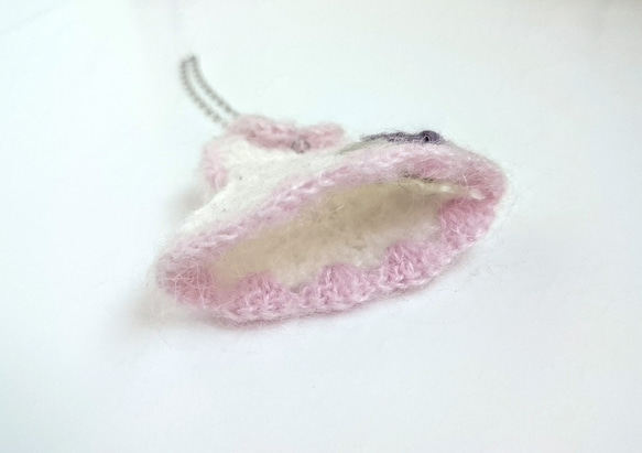 薔薇の手刺繍 ふわふわモヘアの手編みバッグチャーム　ドレス型(ホワイト＆ピンク/濃紫色の薔薇) 7枚目の画像