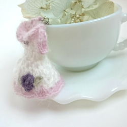 薔薇の手刺繍 ふわふわモヘアの手編みバッグチャーム　ドレス型(ホワイト＆ピンク/濃紫色の薔薇) 8枚目の画像