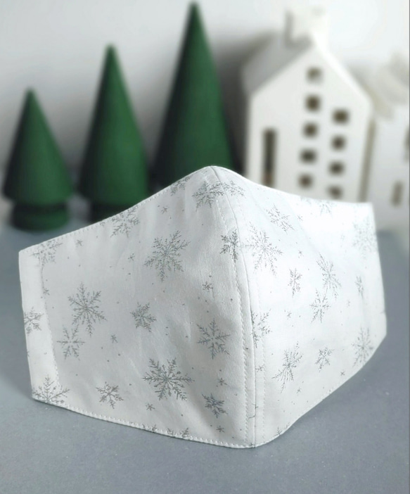【きらきらラメ 雪の結晶】ホワイトクリスマス ４層立体マスク　選べるサイズ(子供SS～大人L) 1枚目の画像