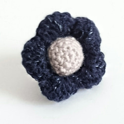 手編み花のラペルピン (ピンバッジ)【濃紺ラメ】 1枚目の画像