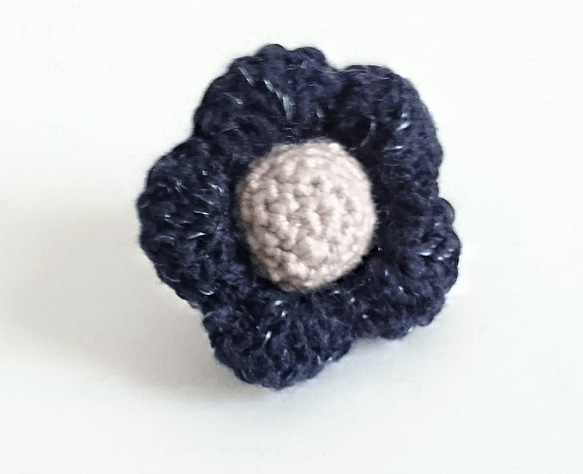 手編み花のラペルピン (ピンバッジ)【濃紺ラメ】 1枚目の画像