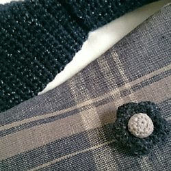 手編み花のラペルピン (ピンバッジ)【濃紺ラメ】 2枚目の画像