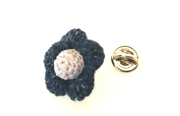 手編み花のラペルピン (ピンバッジ)【濃紺ラメ】 3枚目の画像