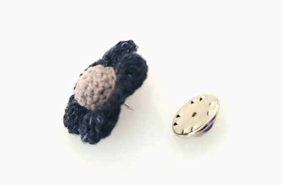 手編み花のラペルピン (ピンバッジ)【濃紺ラメ】 4枚目の画像