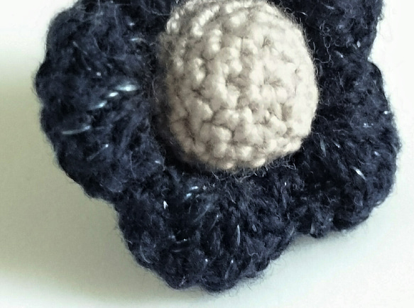 手編み花のラペルピン (ピンバッジ)【濃紺ラメ】 7枚目の画像