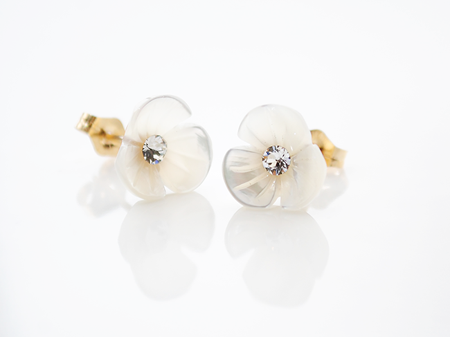AkariＨ　アカリエイチ　joujou シェルフラワーピアス　ビジュー　新品 AkariＨ　アカリエイチ　joujou シェルフラワーピアス　ビジュー　新品