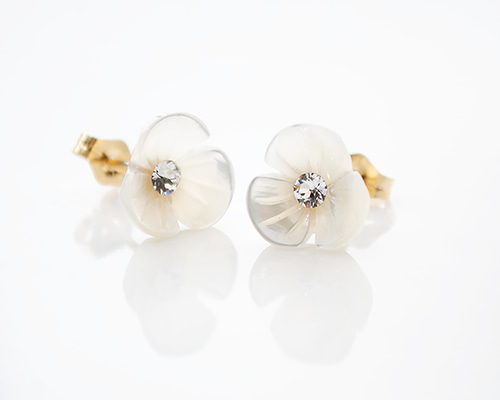 シェルフラワーピアス （イヤリング対応） ピアス（スタッド・一