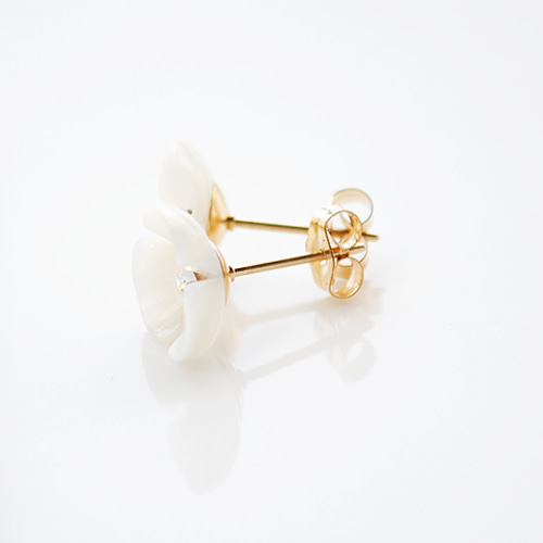 AkariＨ　アカリエイチ　joujou シェルフラワーピアス　ビジュー　新品 AkariＨ　アカリエイチ　joujou シェルフラワーピアス　ビジュー　新品