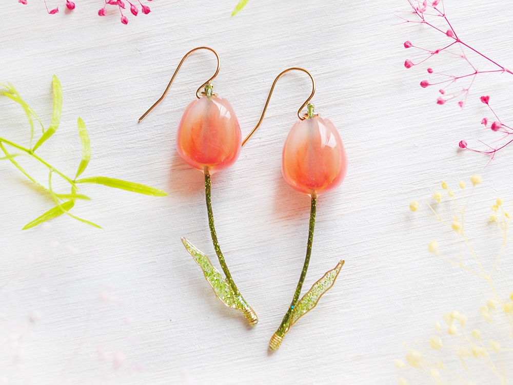 チューリップピアス～優しさをそえて～「アプリコットオレンジ」 イヤリング対応