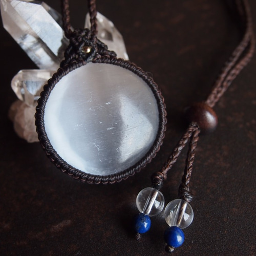 レピドライト＆ペリドットのマクラメ編みネックレス　ペンダント　天然石 レピドライト＆ペリドットのマクラメ編みネックレス ペンダント