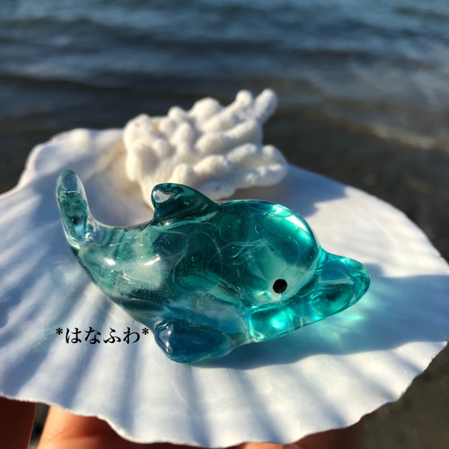 革で作ったイルカのオブジェ