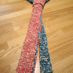 アフガン編みネクタイ「赤と青」 1枚目の画像