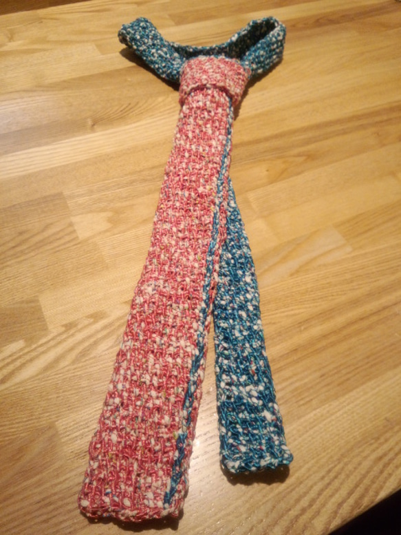 アフガン編みネクタイ「赤と青」 1枚目の画像