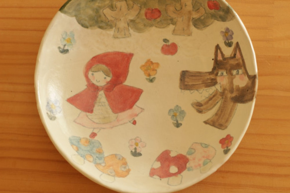 　粉引き手びねりの赤ずきんちゃんとやさしいおおかみのお皿。 2枚目の画像