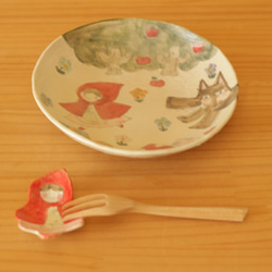 　粉引き手びねりの赤ずきんちゃんとやさしいおおかみのお皿。 3枚目の画像
