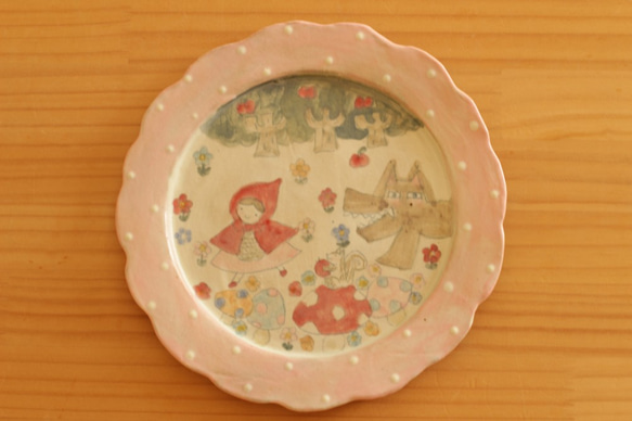 　粉引き手びねりのピンクドットフリルリムの赤ずきんちゃんとやさしいおおかみの絵本皿。 3枚目の画像