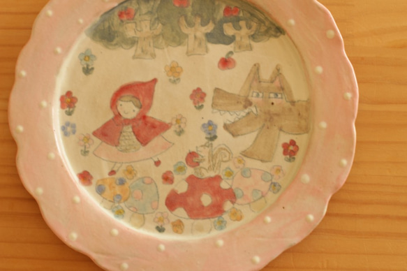 　粉引き手びねりのピンクドットフリルリムの赤ずきんちゃんとやさしいおおかみの絵本皿。 4枚目の画像