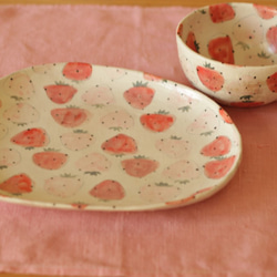 ※H様専用画面　粉引き大き目赤とピンクのイチゴのモーニングプレート赤とピンクのとスープカップのセット。 1枚目の画像