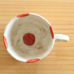 粉引き手びねり赤いドットののカップ。 3枚目の画像