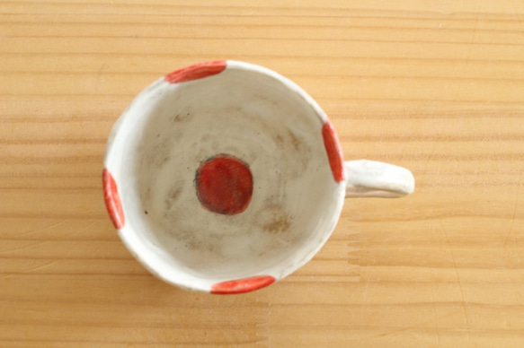 粉引き手びねり赤いドットののカップ。 3枚目の画像