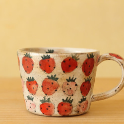 粉引き赤とピンクのイチゴのカップ。 1枚目の画像