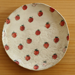 赤とピンクのイチゴのお皿。 1枚目の画像