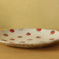 赤とピンクのイチゴのお皿。 4枚目の画像