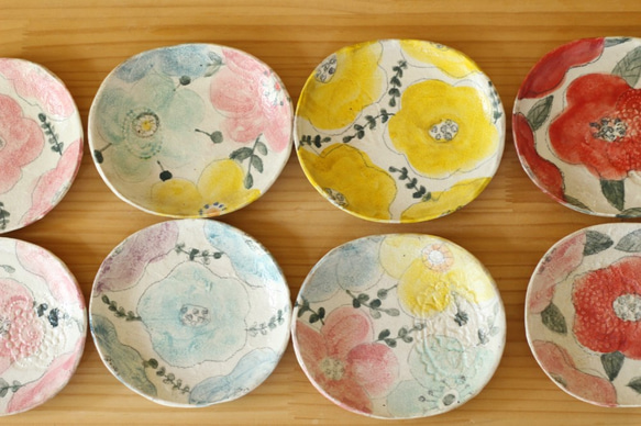 粉引きパステルカラーのお花のケーキ皿。 3枚目の画像