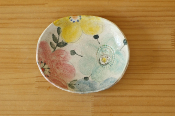 粉引きパステルカラーのお花のケーキ皿。 4枚目の画像