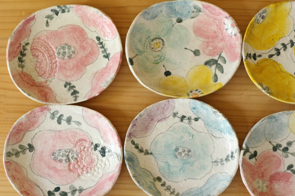 粉引きパステルカラーのお花のケーキ皿。 5枚目の画像