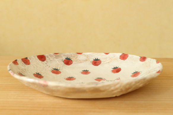 粉引きイチゴいっぱいの中の食いしん坊のリスのパスタ皿。 5枚目の画像
