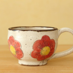 粉引き赤いお花のカップ。 1枚目の画像