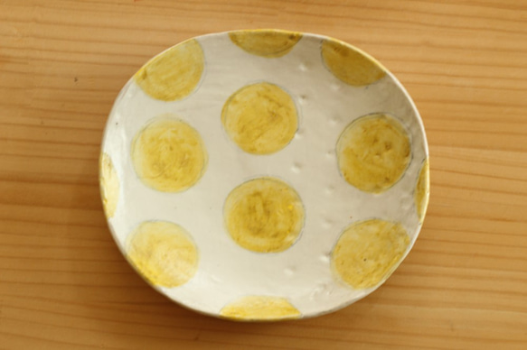 　粉引き黄色いドットのオーバル皿。 1枚目の画像