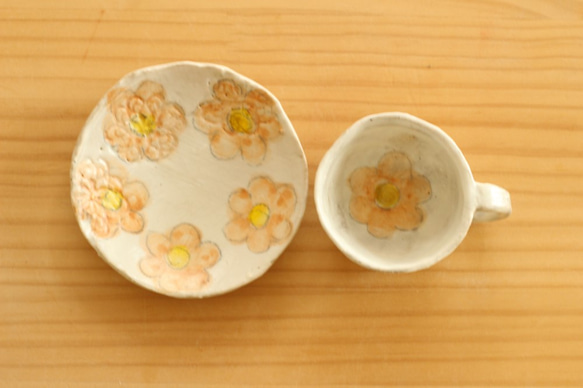 粉引き手びねり小さなお花のカップ＆ソーサー。 4枚目の画像