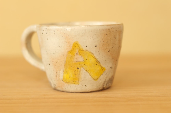粉引き黄色のミニチュアシュナウザーのカップ。 2枚目の画像