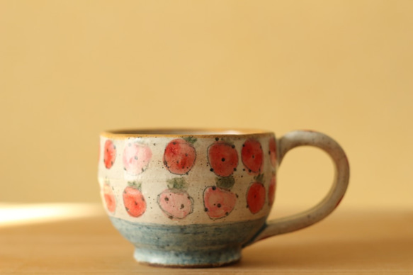 Konabiki粉紅色和紅色的草莓和藍線杯。 第1張的照片