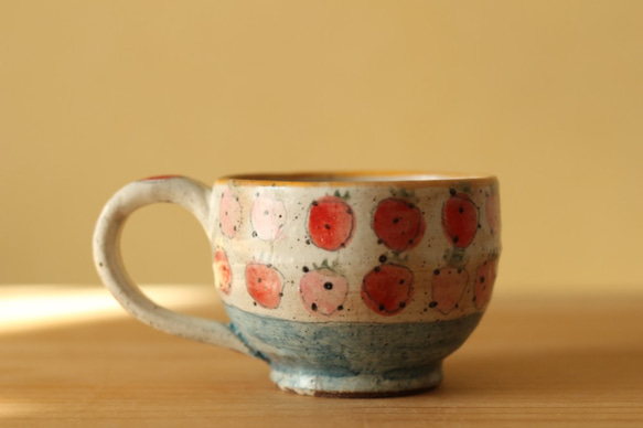 Konabiki粉紅色和紅色的草莓和藍線杯。 第3張的照片