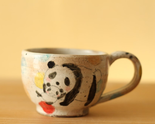粉引きパンダの赤ちゃんお母さんにくわえられてのカップ。 マグカップ