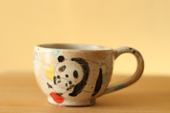 粉引きパンダの赤ちゃんお母さんにくわえられてのカップ。 マグカップ