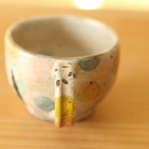 粉引きパンダの赤ちゃんお母さんにくわえられてのカップ。 マグカップ