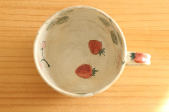 粉紅色拉草莓和一大杯草莓的粉紅色的花朵。 第5張的照片